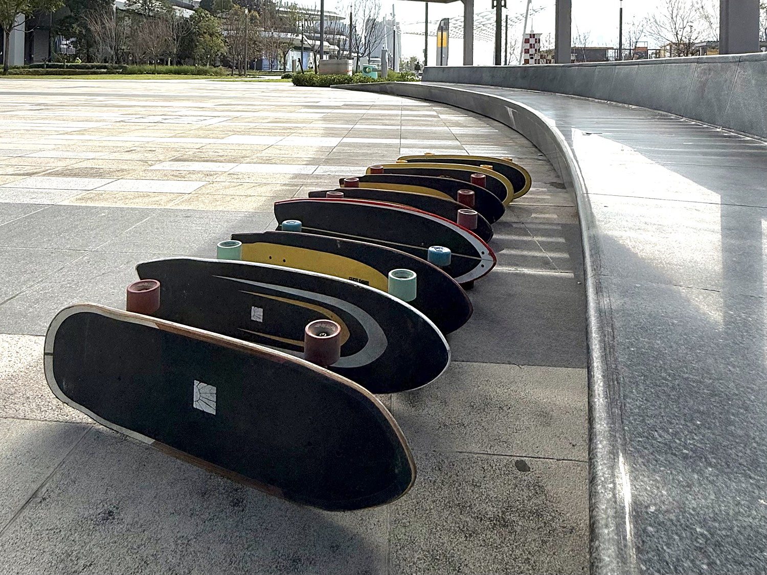 一排 Surfskate 排在場邊